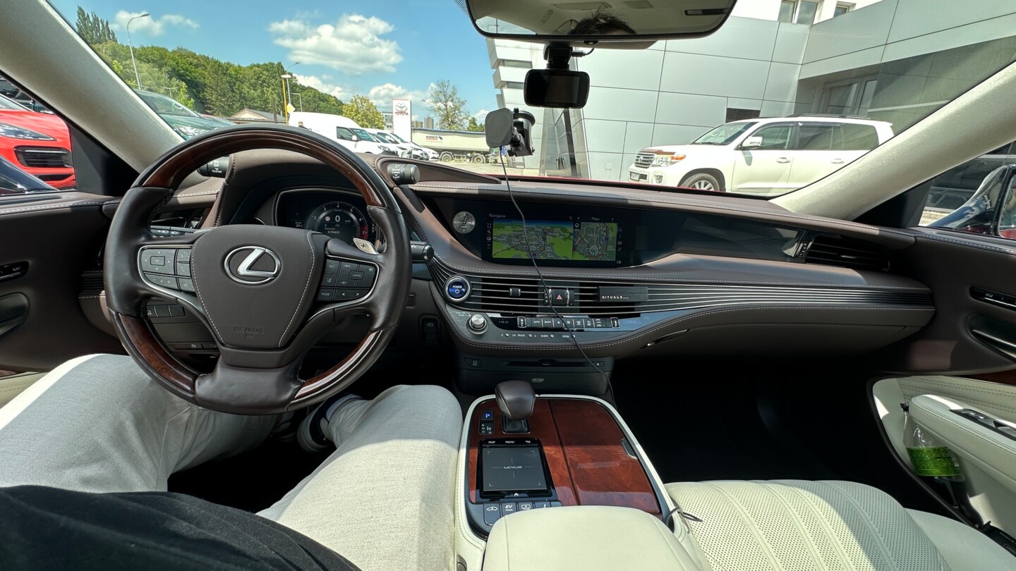 Lexus LS