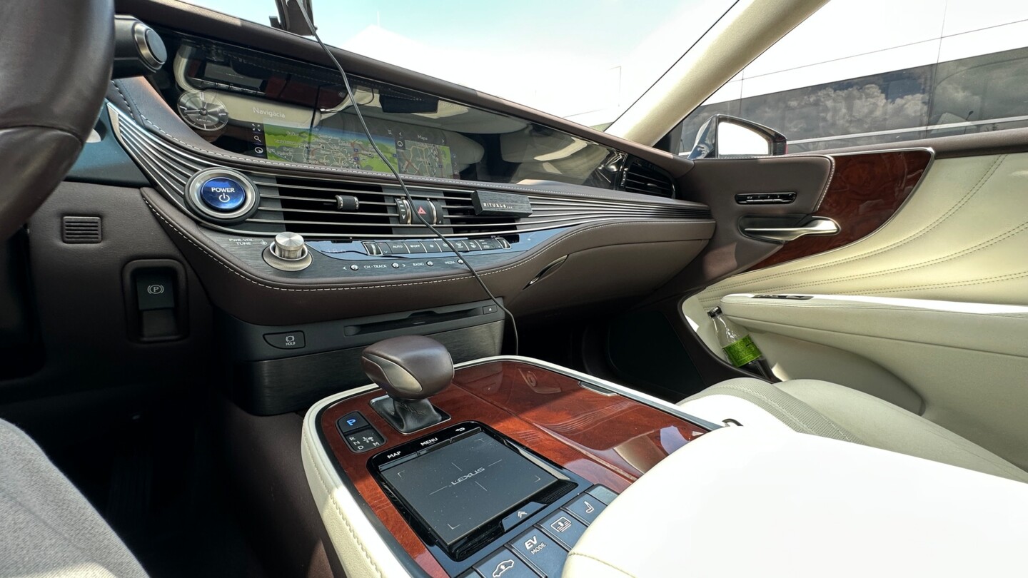 Lexus LS
