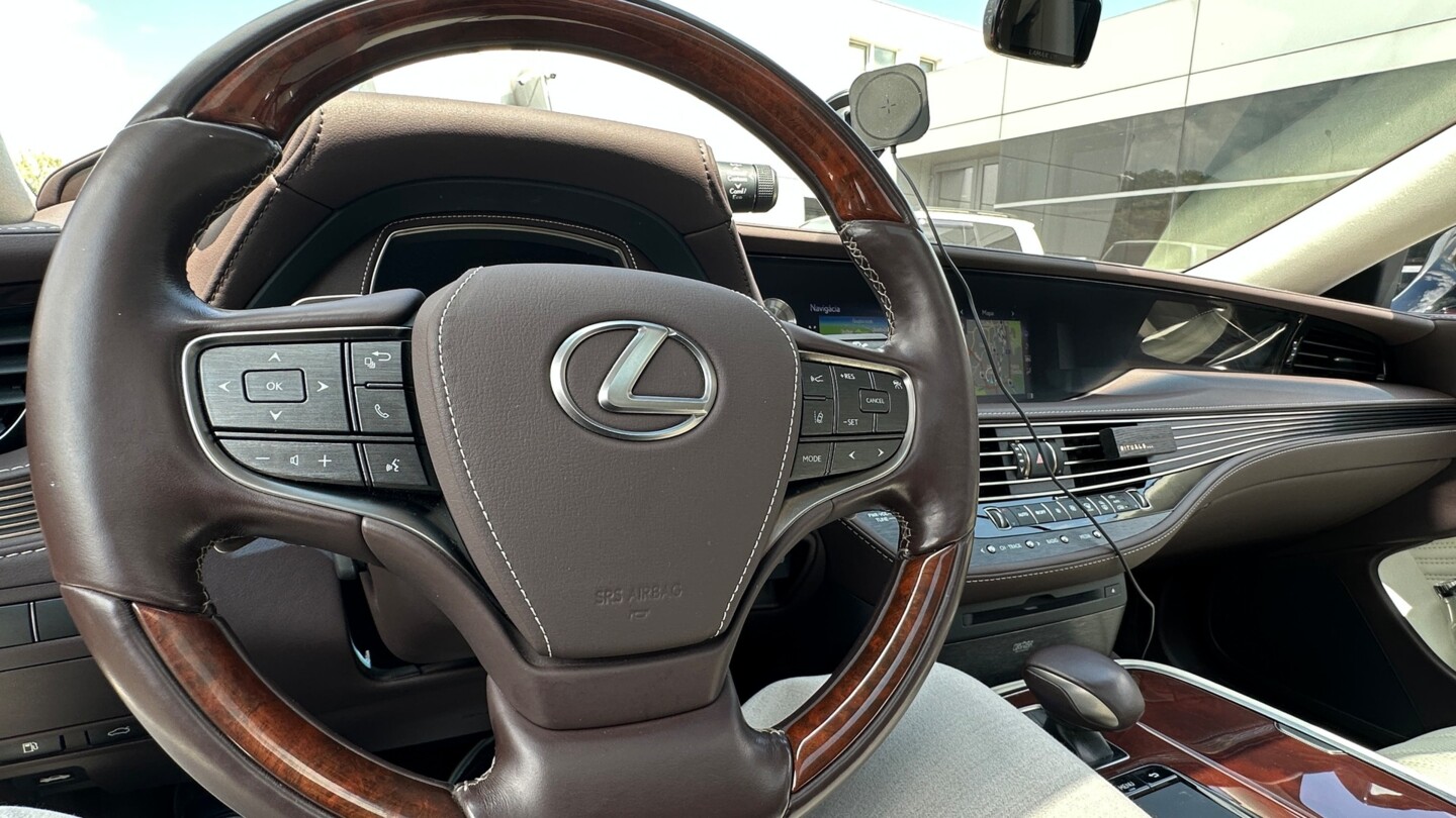 Lexus LS