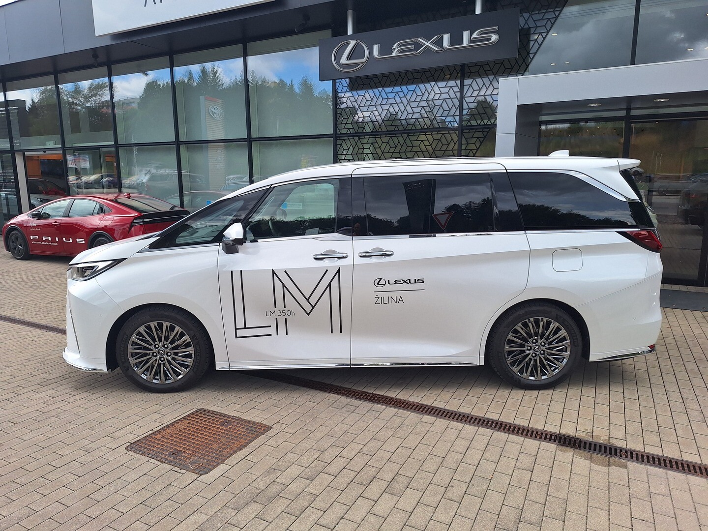 Lexus LM
