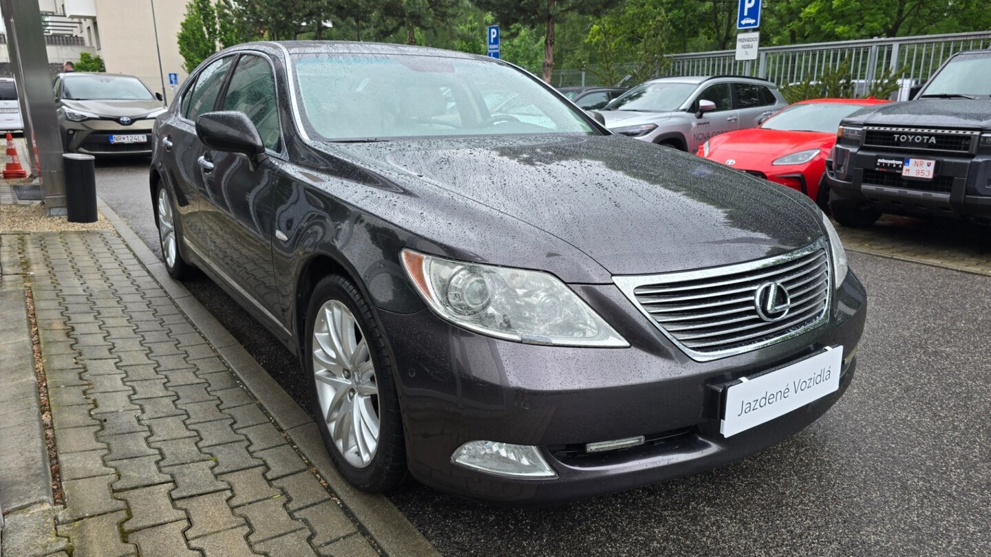 Lexus LS