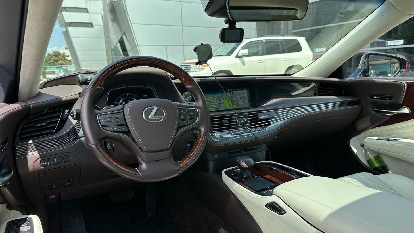 Lexus LS