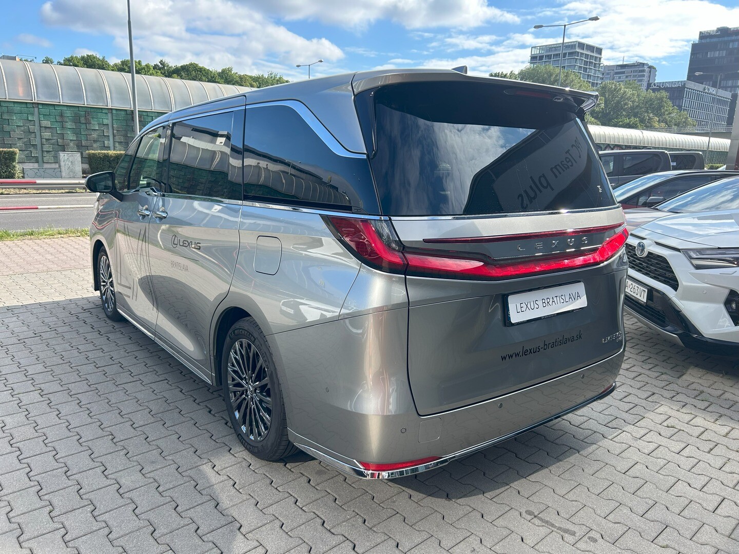 Lexus LM