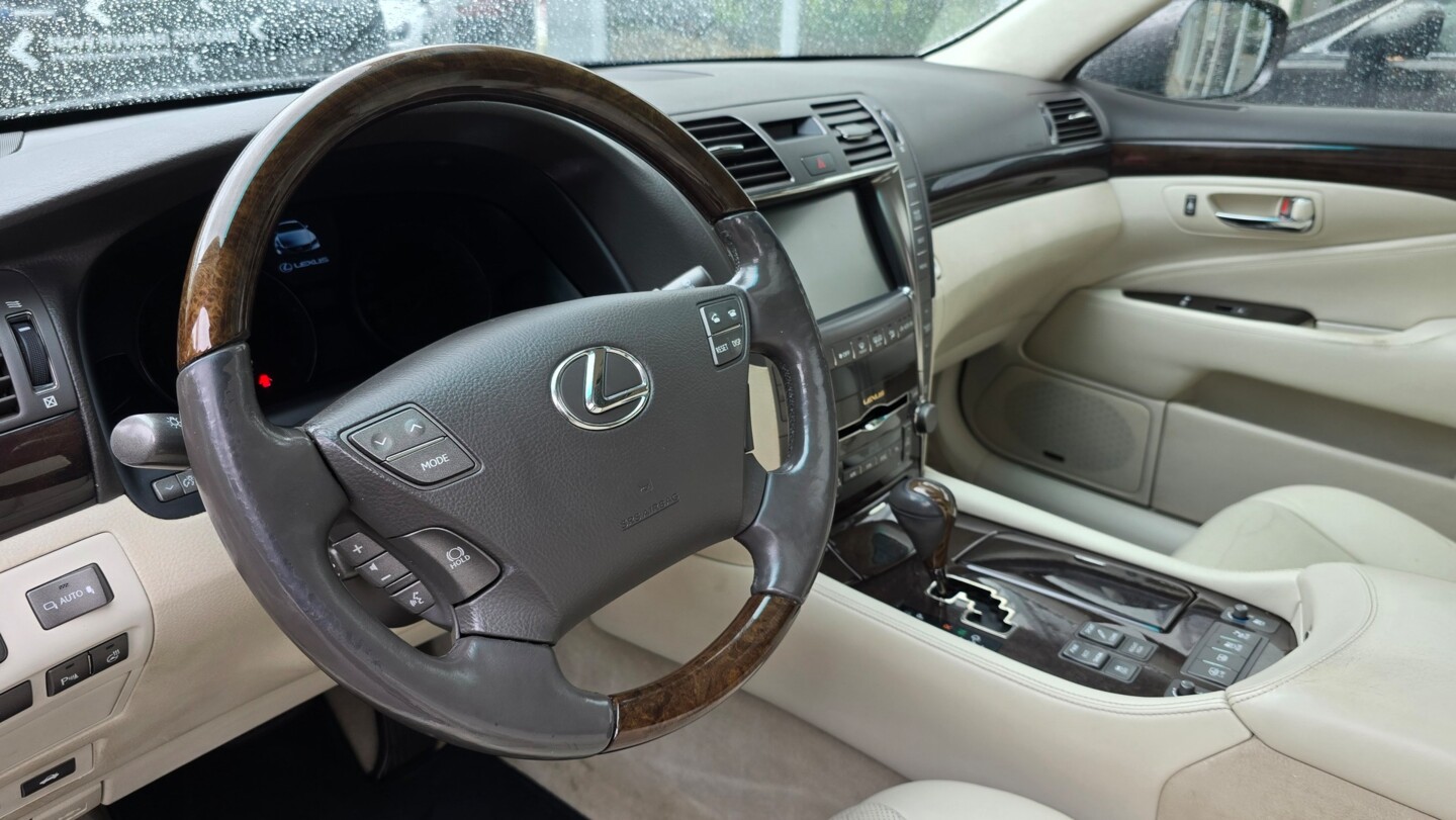 Lexus LS