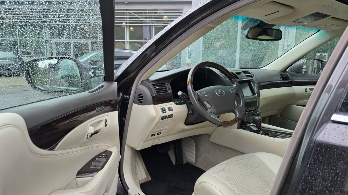 Lexus LS