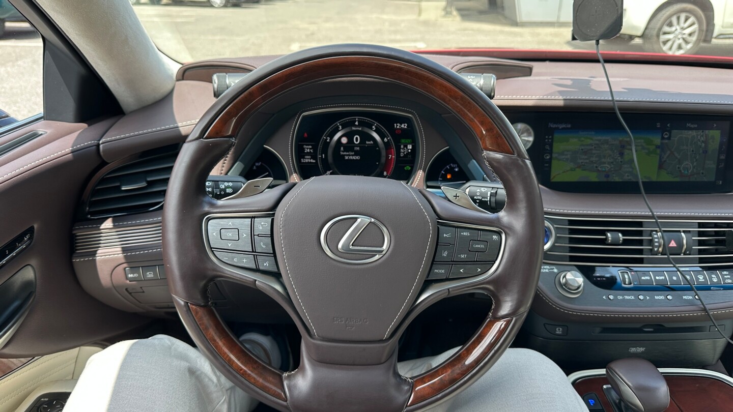 Lexus LS