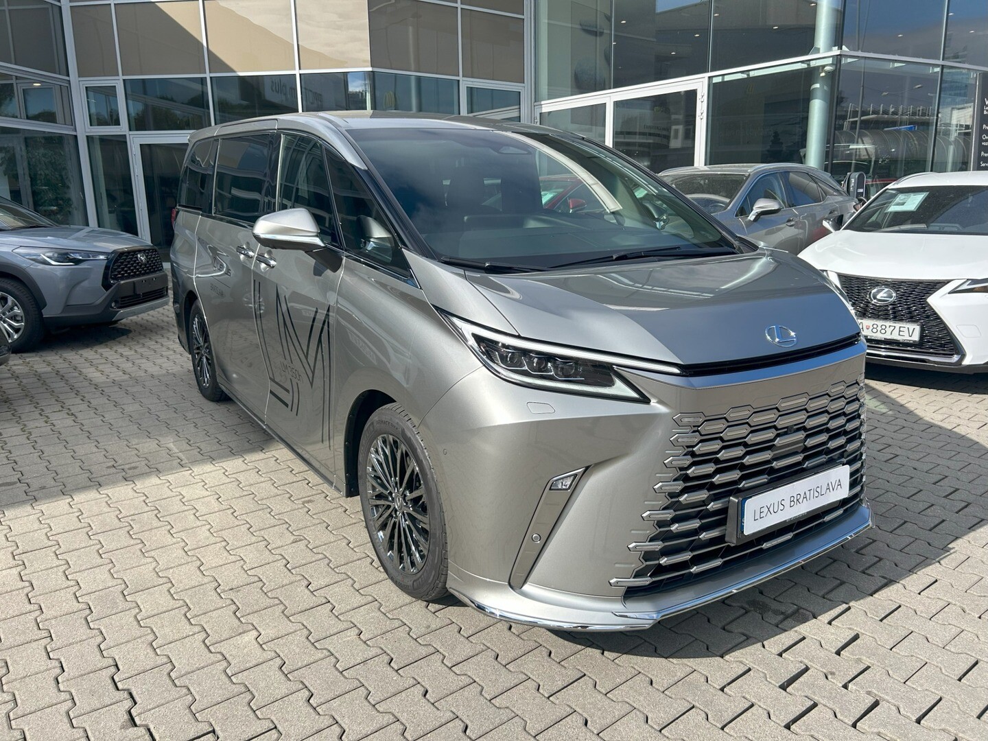 Lexus LM