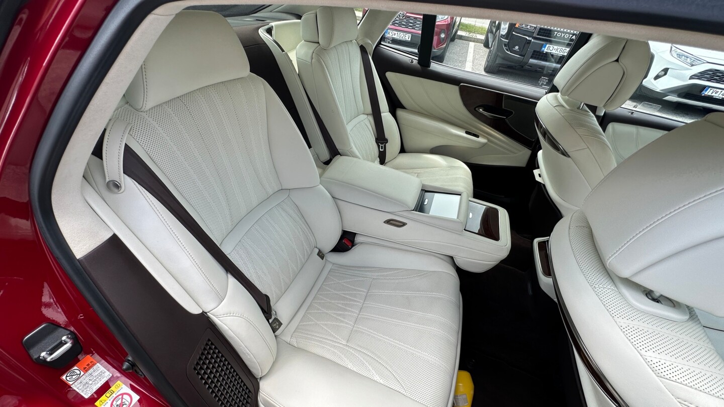 Lexus LS
