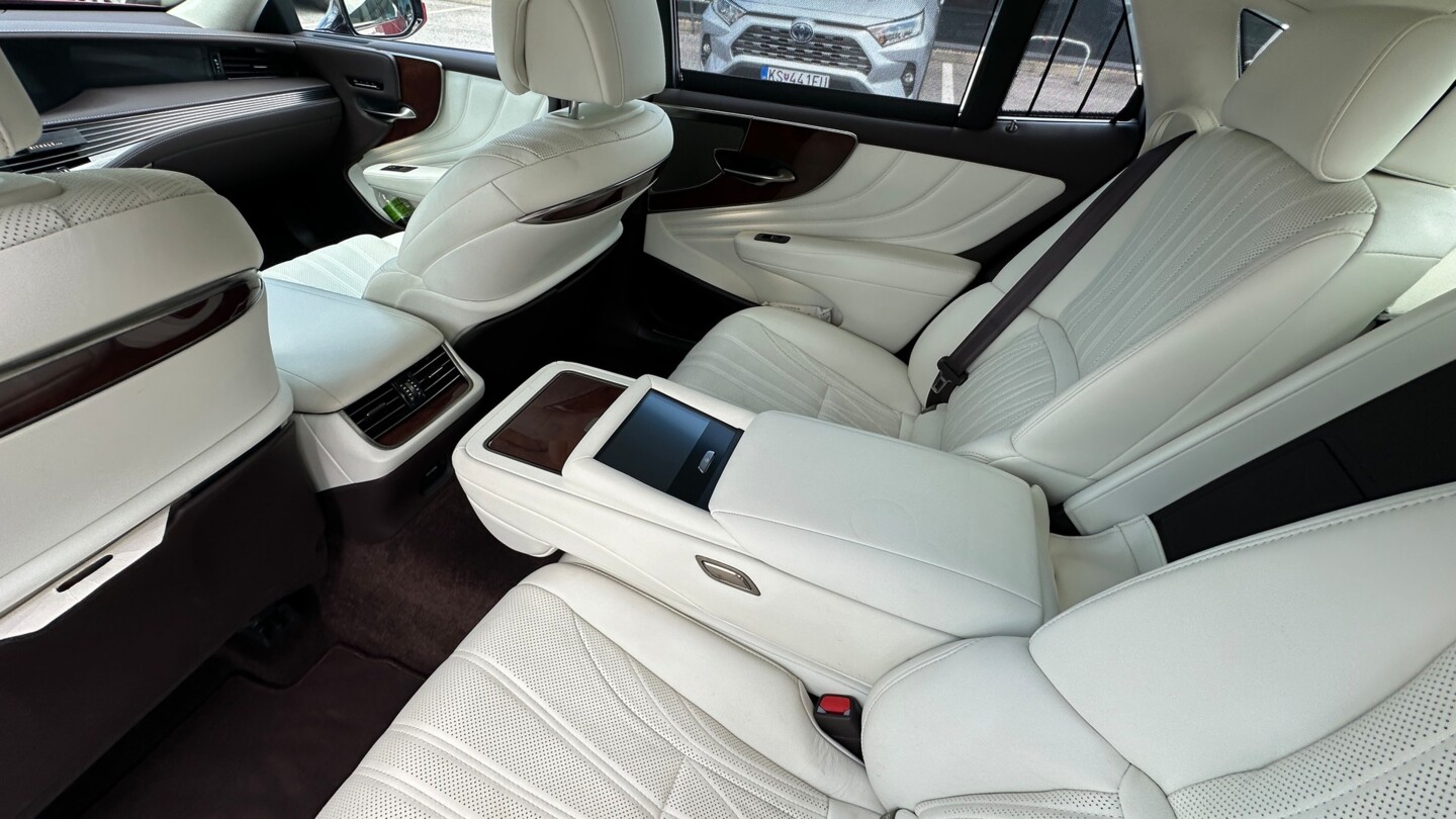 Lexus LS